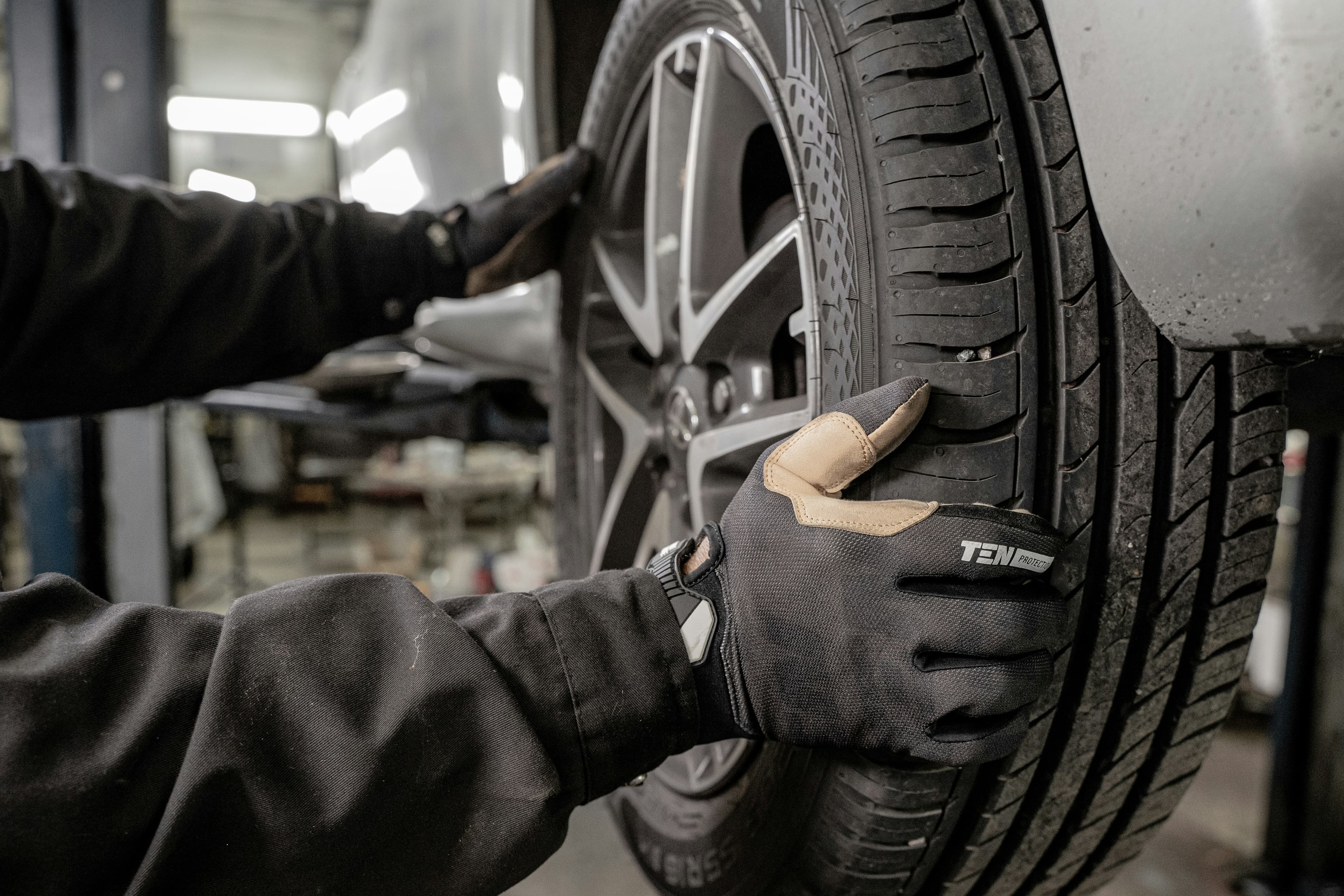 Tire mounting and vehicle tires